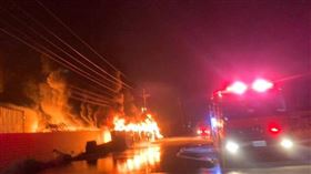 台南新市工廠外傳出火警，整排廢棄輪胎全面燃燒，黑煙直竄天際。（圖／翻攝自記者爆料網）