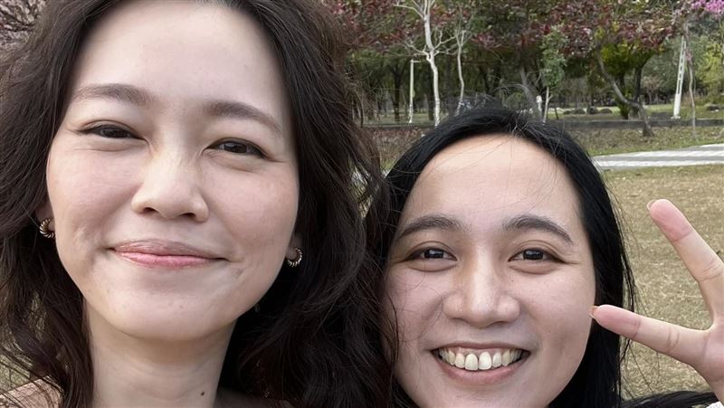 曬拿花照遭歪樓比中指？吳欣岱親自回應了