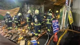 ▲新北市金山財神廟旁的金紙堆忽然起火，事後警方調閱監視器發現是縱火（圖／翻攝畫面）