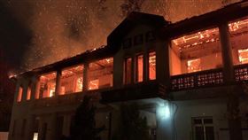 首頁 / 社會
屏東大武營區修復活化 歷史建築隊史館遭祝融
2023/2/5 09:44（2/5 11:17 更新）
屏東縣政府保留過去培育傘兵的大武營區13棟歷史建築，展開修復活化，未料5日凌晨其中的隊史館發生火警，起火地點為2層樓舊兵營，無人受傷。（屏東消防局提供）