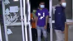 屏東宮廟遶境衝突  警方移送偵辦屏東海豐三山國王廟4日舉行元宵平安遶境活動，不料晚間卻因陣頭間神轎發生擦撞而引爆肢體衝突，警方到場將民眾帶回詢問，全案調查後依妨害秩序罪移送偵辦。（警方提供）中央社記者李卉婷傳真  112年2月5日