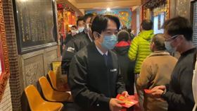 賴清德赴金山承天宮參香發福袋（圖／記者林俊華攝影）