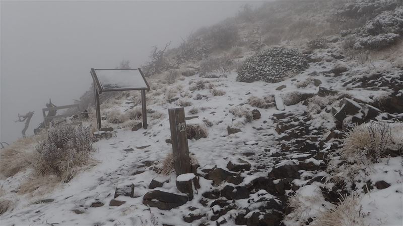 雪山「積雪2公分」冰封美景曝　山友嗨翻