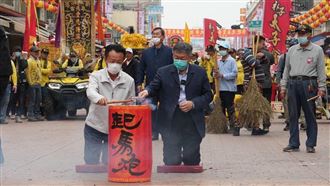 柯文哲出席遶境「險被炮炸」　驚險畫面曝