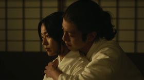 有村架純（左）溝端淳平（右）強逼陪睡。（圖／MyVideo提供）