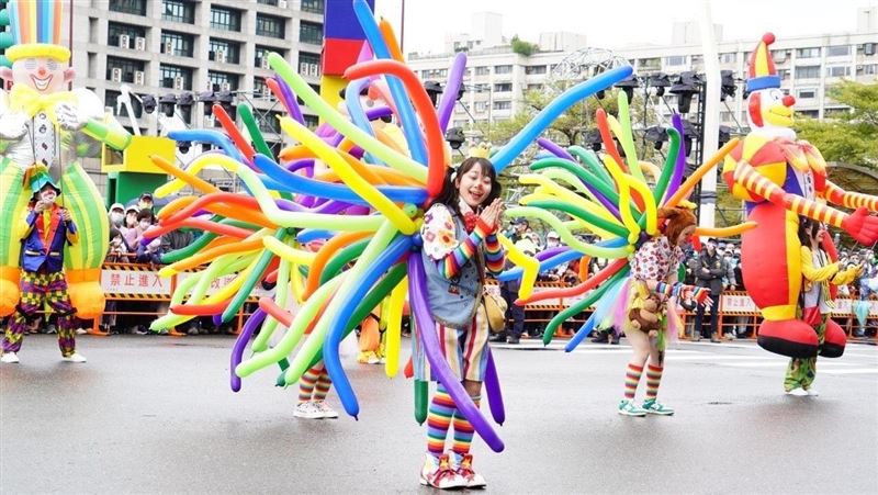 燈會踩街遊行登場！日韓團體表演超吸睛