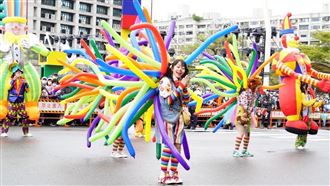 燈會踩街遊行登場！日韓團體表演超吸睛