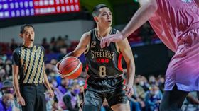 ▲鋼鐵人全隊飆進10顆三分球，呂政儒和王律翔（圖）就貢獻9顆，但全隊失誤過多最終落敗。（圖／PLG聯盟提供）