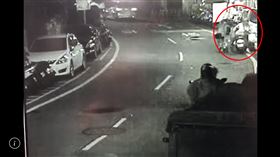 ▲新北市土城在一名13歲賴姓國中生在農曆年除夕夜，跟著媽媽外出時，突然被一46歲曾姓工人騎機車自後方撞上，造成2顆門牙斷裂，光吃飯就得花3個小時。更讓家長氣憤的是，曾男在警局做完筆錄後就神隱避不見面，氣得家長提告，警方依過失傷害罪將曾男送辦。（圖／翻攝自我是土城人臉書粉專、翻攝畫面）