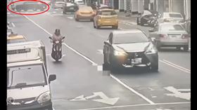 ▲台北市長春路、遼寧街口5日下午發生一起車禍，疑似一輛休旅車和機車碰撞，女機車騎士被壓在休旅車底，不少熱心民眾合力打休旅車抬起，救出女騎士，但人已經沒有生命跡象。警消獲報趕抵，立即將女騎士送醫急救，事故原因還有待進一步釐清。（圖／翻攝畫面）