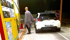 師父穿僧服開200萬暴力鴨 網驚「海放大師」本人現身了。Andy老爹粉專