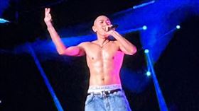 Loco嗨到脫上衣。（圖／讀者提供）