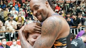 霍華德賽後開心抱住隊友盧捷閔慶祝。（圖／T1聯盟提供）