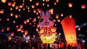 20呎萌兔主燈吸睛！平溪天燈節「百盞天燈升空」　絕美畫面曝光（圖／新北市政府提供）