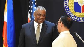 菲美防長會談後記者會美國國防部長奧斯汀（左）2日與菲律賓國防部長加維斯（Carlito Galvez Jr.，右）雙邊會談，並舉行記者會說明會談結果。圖為記者會後兩人談話。中央社記者陳妍君馬尼拉攝  112年2月5日