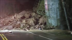 ▲陽金公路4公里處，新北市金山路段5日晚間9點多發生山壁崩塌意外，導致自來水公司林莊淨水廠3座儲存槽受損，水公司表示，共影響268戶停水，金山區也近6千戶將減壓供水。陽金公路則全線中斷（圖／翻攝畫面）