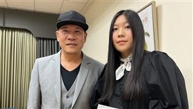 蕭青陽7度挑戰葛萊美設計師蕭青陽（左）與女兒蕭君恬為短片「淡蘭古道三部曲」製作的原聲專輯Beginningless Beginning，入圍美國流行音樂大獎葛萊美獎（Grammy Award）唱片包裝設計獎。這是蕭青陽第7次獲得這個獎項提名。中央社記者林宏翰洛杉磯攝  112年2月4日