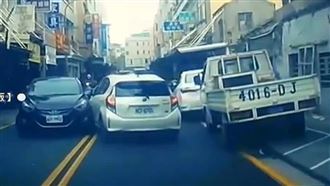 共享汽車會車遭包夾　連撞2車後視鏡全斷