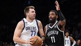 ▲厄文（Kyrie Irving）將轉隊至獨行俠，聯手東契奇（Luka Doncic）組超強後場。（圖／美聯社／達志影像）