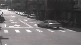建國市場，老伯迷路，轉錯方向，停車又找不到車，第三分局員警調監視器找車（圖／翻攝畫面）