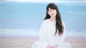 ▲星雲大師90歲華誕時，孟庭葦當時特別為專輯《照亮》演唱序曲。（圖／翻攝自孟庭葦臉書）