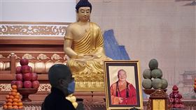 佛光山開放信眾弔唁星雲法師（2）佛光山開山宗長、國際佛光會創辦人星雲法師5日辭世，享耆壽97歲。佛光山雲居樓6日開放信眾前來追思緬懷。中央社記者董俊志攝  112年2月6日