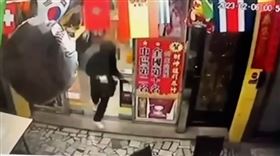 永春東路，彩券行，黑衣人戴安全帽行搶，現金20萬，女店員逃出(圖／翻攝畫面)