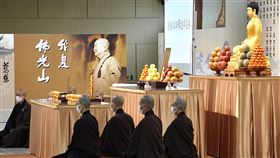 佛光山開放信眾弔唁星雲法師（1）佛光山開山宗長、國際佛光會創辦人星雲法師5日辭世，享耆壽97歲。佛光山雲居樓6日開放信眾弔唁，場面莊嚴肅穆。中央社記者董俊志攝  112年2月6日