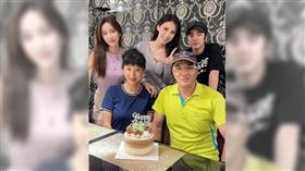 Apple曾曬出全家福照，弟弟阿Man顏值也很高，曾是《模范棒棒堂》的第二屆成員。（圖／翻攝Apple IG）