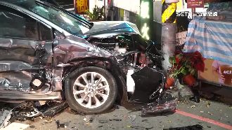 男違規左轉遭直行車猛撞！波及等紅燈騎士