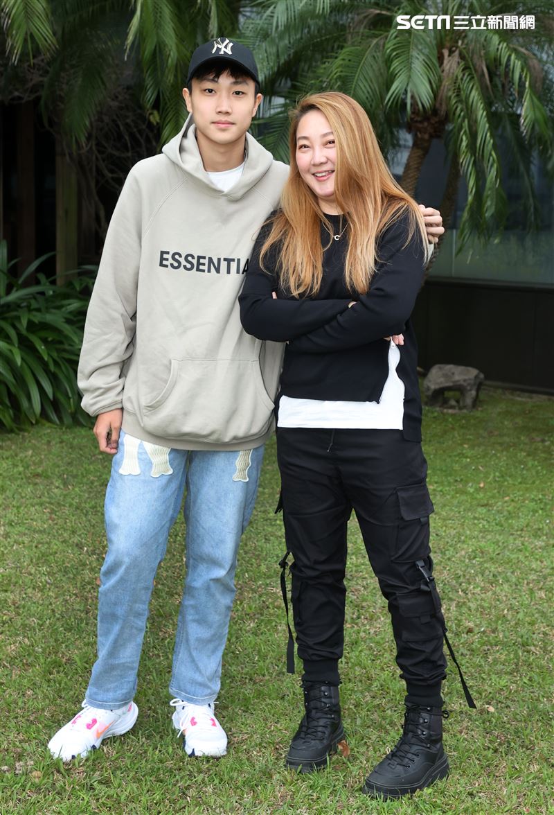 陳希愛、兒子三立新聞網專訪。（記這邱榮吉/攝影）