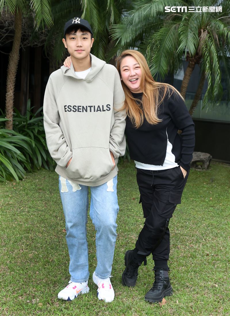 陳希愛、兒子三立新聞網專訪。（記這邱榮吉/攝影）