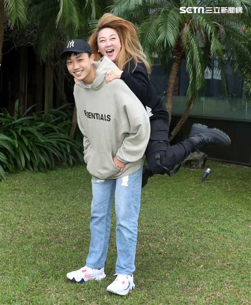 陳希愛、兒子三立新聞網專訪。（記這邱榮吉/攝影）