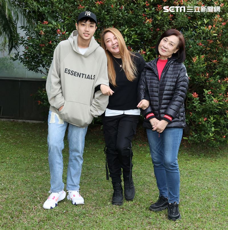 陳希愛、兒子三立新聞網專訪。（記這邱榮吉/攝影）