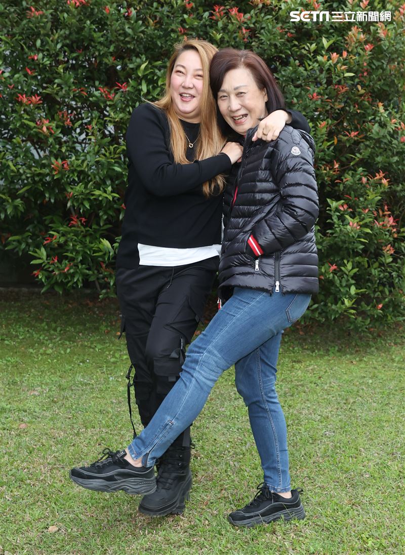 陳希愛、兒子三立新聞網專訪。（記這邱榮吉/攝影）