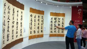 慶佛誕浴佛祈福法會（1）2022國際蔬食文化節8日在台北世貿一館舉辦「慶佛誕浴佛祈福法會」，佛光山主題館內有佛光山開山星雲大師生涯著作全集、一筆字展區。中央社記者郭日曉攝  111年5月8日