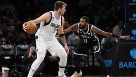 厄文接下來將攜手東契奇。（圖／美聯社／達志影像）