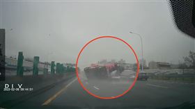 國2,預拌混凝車,翻覆,轎車,記者（圖／翻攝畫面）