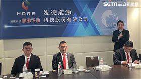 泓德能源董座謝源一（站姿）帶領經營團隊亮相。（圖／記者吳康瑋攝）