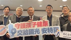 國光生技董事長詹啟賢（中）於今（6）日透露，旗下流感疫苗已順利外銷東歐。（圖／記者吳康瑋攝）