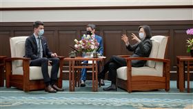 蔡英文總統今（6）日上午接見「瑞士聯邦國會友台小組訪問團」。（圖／總統府提供)