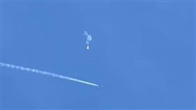 間諜氣球遭美軍飛彈擊落。（圖／翻攝自推特@elitedevon）