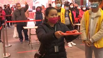 獨／為家計打3份工　她10聖筊獲一輛車