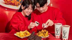 肯德基「愛情醬淋可可脆雞餐」隨餐附贈可可醬以及草莓脆粒，附餐的蛋撻、雞塊、薯條也可以隨意搭配，增添口感。（圖／品牌業者提供）