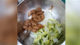 公司午餐份量越來越少，讓原PO很不滿。（圖／翻攝自Dcard）