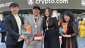 蕭青陽父女獲葛萊美獎 全家合影設計師蕭青陽（左2）與同為設計師的女兒蕭君恬（右2）以「淡蘭古道三部曲」專輯獲得美國流行音樂大獎葛萊美獎最佳唱片包裝獎。獲獎後，與太太王舒華（右1）、兒子蕭元愷（左1）合影。中央社記者林宏翰洛杉磯攝  112年2月6日