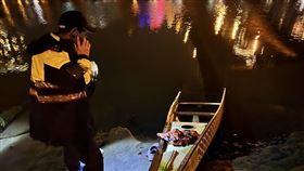 ▲新北市碧潭橋6日晚間發生2起落水案，消防局晚間7點多接獲通報有女子落水，派員趕抵現場，發現1名女子，趕緊救起後，卻有釣客表示「是另一邊」，消防員立即前往西岸橋下，果然也有1名女子落水，救起後已沒有呼吸心跳，送醫搶救後仍宣告不治。（圖／資料畫面）