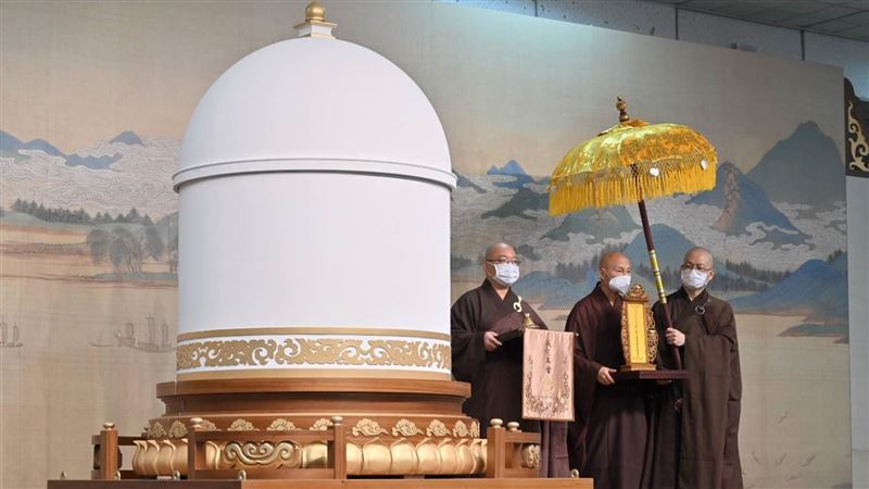 星雲坐缸圓寂　開缸顏面如生成「肉身佛」