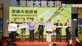 左起：茨城中小企業Global推進機構　葛城慎輔 専務理事、日本貿易振興機構　茨城貿易情報中心　吉田雄 所長、茨城縣 大井川和彦 知事、常陽銀行 秋野哲也 行長、台北市進出口商業同業公會 貿易推廣處 方芬美 處長、JA茨城縣中央會　寺山正史 常務理事、茨城縣觀光物産協會 和田春力 常務理事