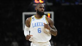 ▲詹姆斯（LeBron James）對厄文（Kyrie Irving）沒來湖人感到失望。（圖／美聯社／達志影像）